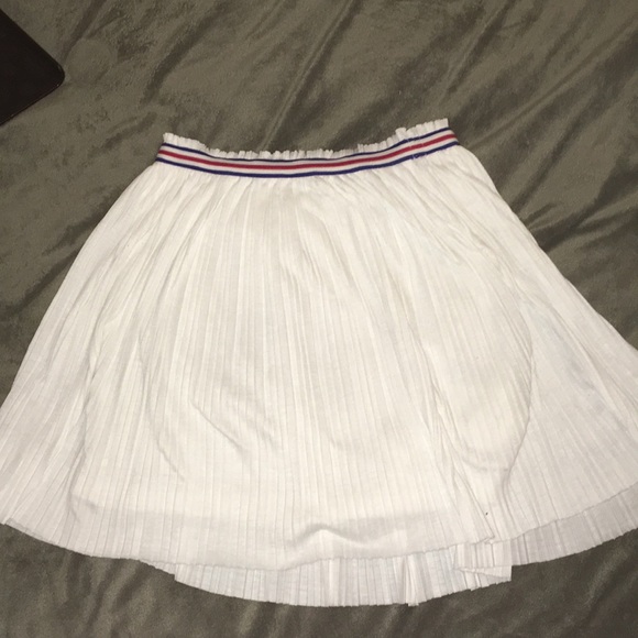 White pleated skirt - Picture 1 of 5